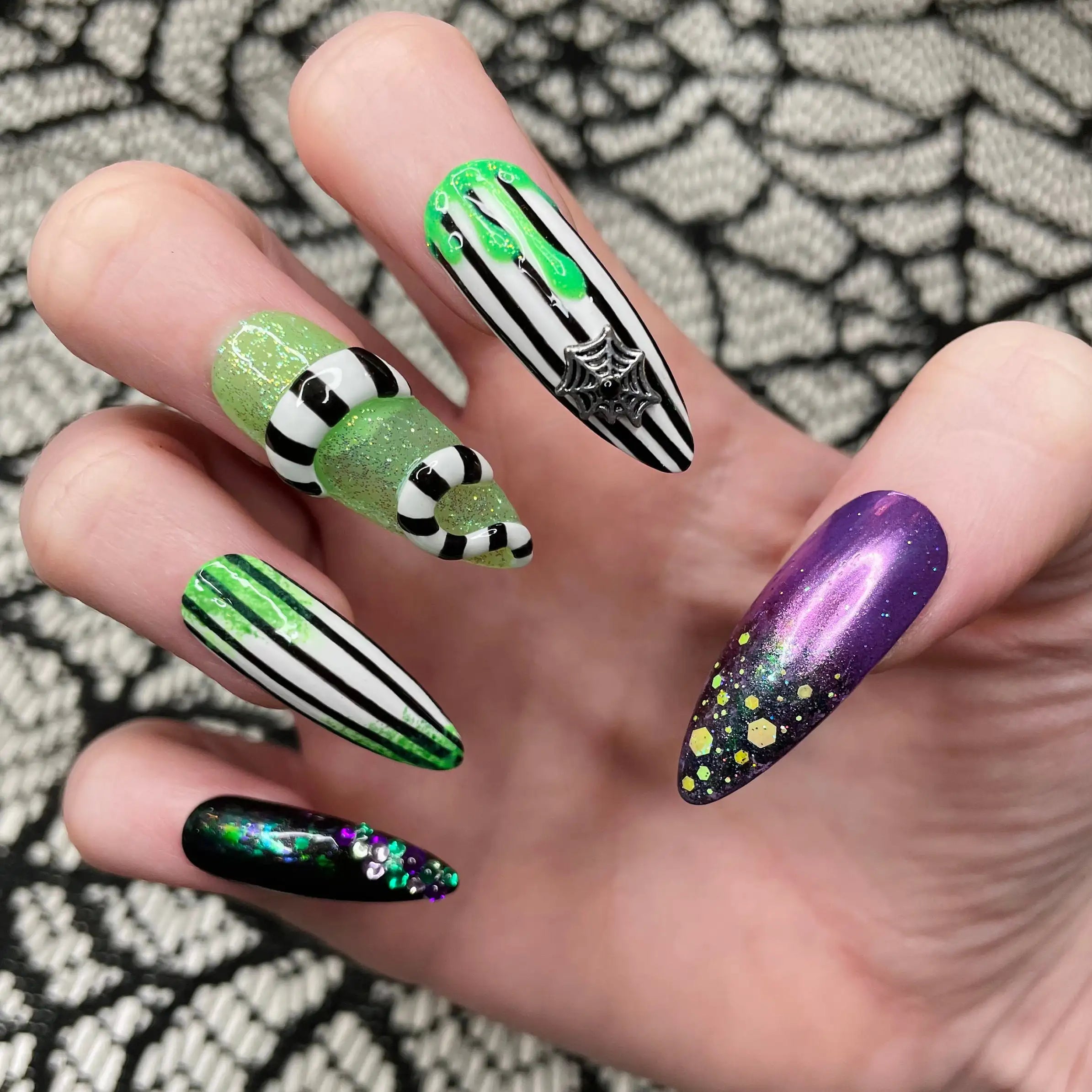 Sand worm, Beetle Juice press on nails, halloween nails, spooky nails, glow in the dark nails, glue on nails, selling fake nails, false nails,round