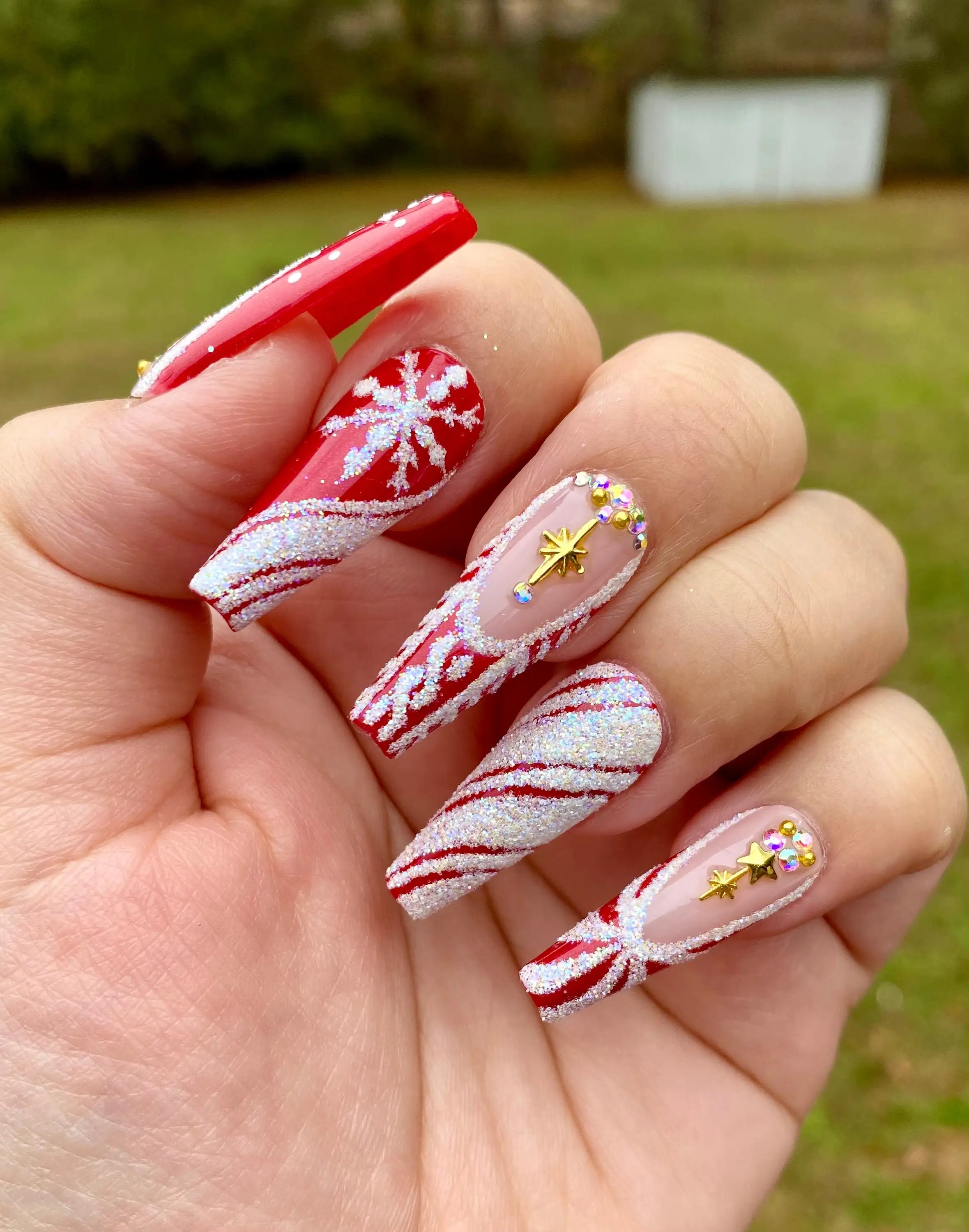 https://dazznails.com/cdn/shop/files/GlitterDiamondSnowinRedChristmasPressonNails1.webp?v=1728978379&utm_source=chatgpt.com