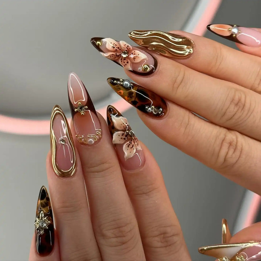 Handmade Luxury 3D Blossom Pearls and Gold Fake Fingernails B41